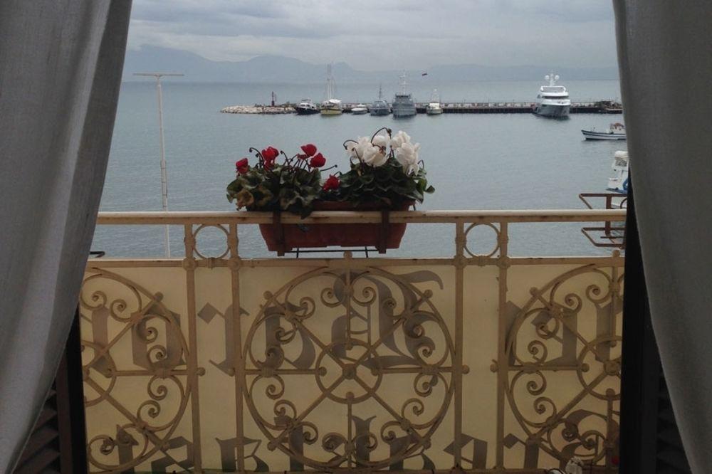 La Dimora Dei Baroni Bed & Breakfast เนเปิลส์ ภายนอก รูปภาพ