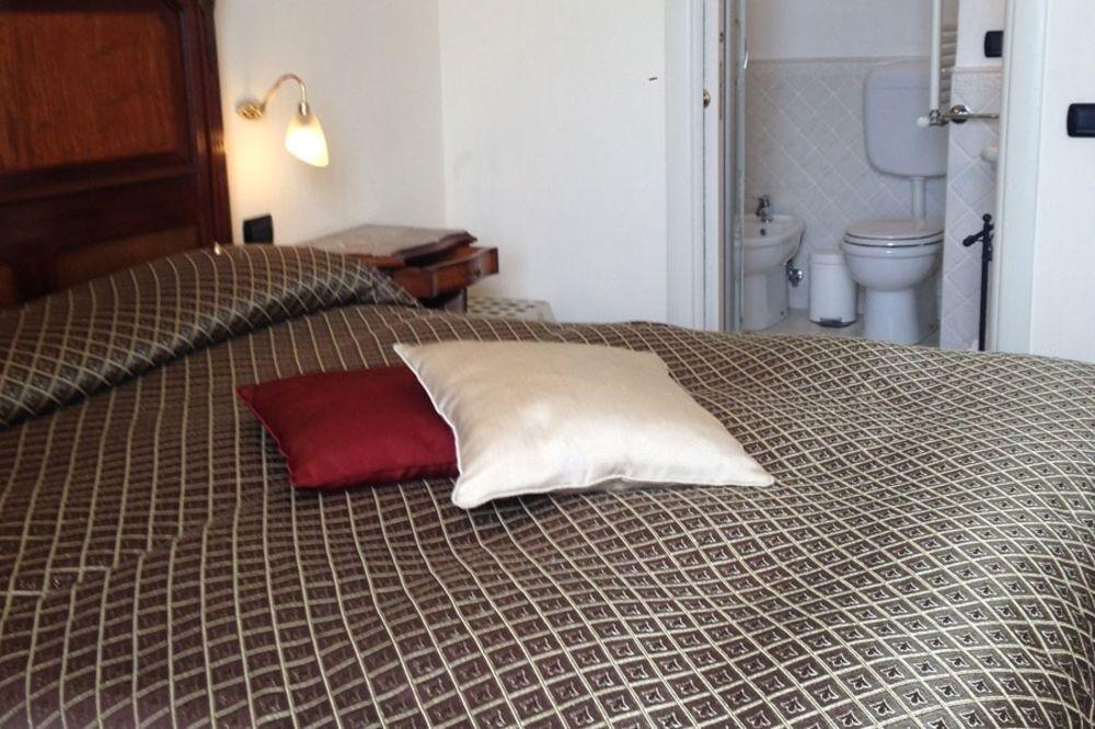 La Dimora Dei Baroni Bed & Breakfast เนเปิลส์ ภายนอก รูปภาพ